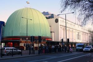 ロンドンにあるハイド パーク サービスド ルームズの建物前に立つ集団