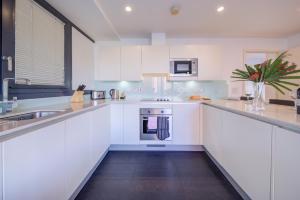 A kitchen or kitchenette at Cleyro Serviced Apartments - Finzels Reach 