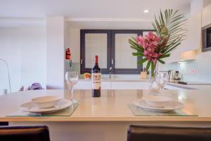 A restaurant or other place to eat at Cleyro Serviced Apartments - Finzels Reach 