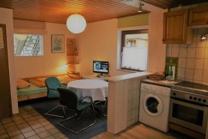 HatzfeldにあるFeWo Landhaus Ederlust HeilungsRäume eVの部屋にテーブルと椅子のあるキッチン