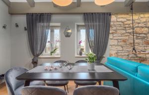 Posezení v ubytování Apartment Romano with Sea View near Poreč