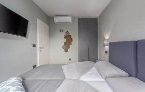 Postel nebo postele na pokoji v ubytování Apartment Romano with Sea View near Poreč