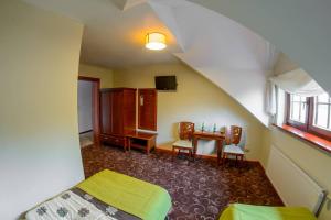 Zimmer mit einem Bett, einem Tisch und Stühlen in der Unterkunft Dworek Biały Domek in Smardzewice