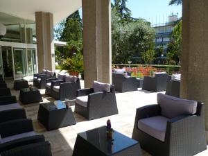 un patio con sedie e tavoli all'interno di un edificio di Park Hotel Terme ad Abano Terme