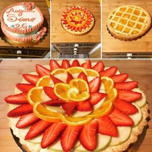 a fruit pizza with oranges and strawberries on a table at Mille Soli Bed and Breakfast in Buggerru