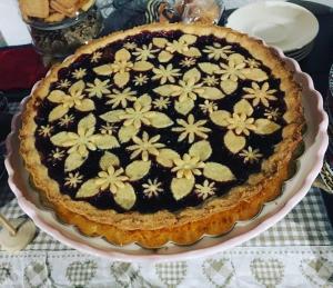 a blueberry pie on a plate on a table at Mille Soli Bed and Breakfast in Buggerru