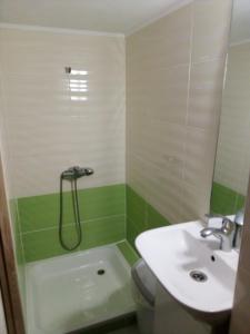 een badkamer met een wastafel en een toilet bij Pershyy Hostel u Cherkasah in Tsjerkasi