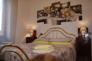 a bedroom with a bed with flowers on the wall at Casa Nene in La Spezia