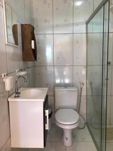 W łazience znajduje się toaleta, umywalka i prysznic. w obiekcie Pousada Casa do Cerrado - Alto Paraíso de Goiás w mieście Alto Paraíso de Goiás