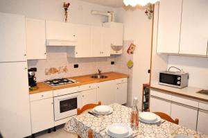 A kitchen or kitchenette at Come a casa