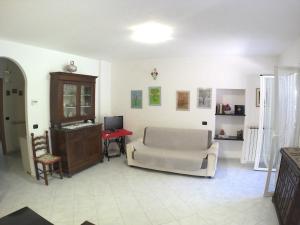 A seating area at Come a casa