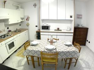 A kitchen or kitchenette at Come a casa