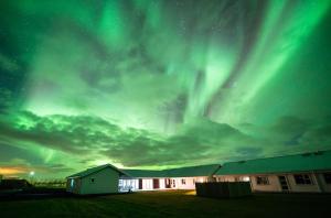 una imagen de la aurora boreal en el cielo en Hotel Vos, en Hella
