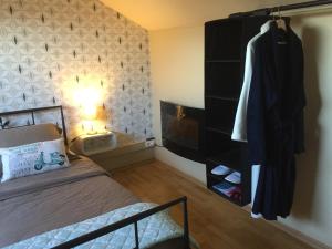 - une chambre avec un lit et une commode noire dans l'établissement B&B T Pleintje, à Neerpelt