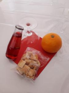 una naranja y una botella de refresco y una naranja en B&B Mo Va Là en Budrio