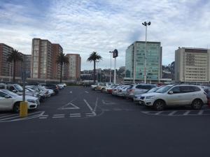un estacionamiento con muchos autos estacionados en Departamento Parque Urbano 1710 en Concepción
