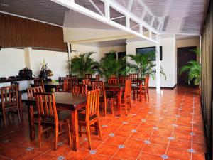 a dining room with wooden tables and chairs at Hotel Amaranto in San Ramón