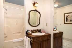 a bathroom with two sinks and a mirror at Montgomery Inn BnB in Versailles