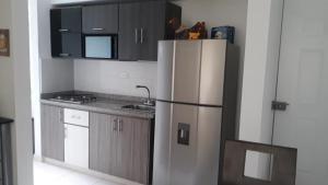 a kitchen with a refrigerator and a sink at APARTAMENTO AVENIDA CONDINA Primer Piso in Pereira