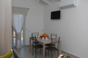 ein Esszimmer mit einem Tisch und Stühlen in der Unterkunft Rosy House - Hospitality in Pimonte