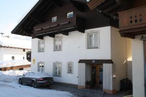 een huis met een auto ervoor geparkeerd bij Haus Therese in Kirchberg in Tirol