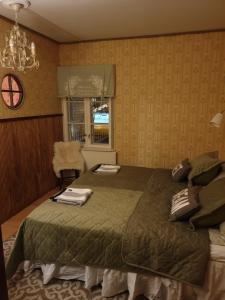 um quarto com uma cama verde e uma janela em Katariinan Kamari em Raahe