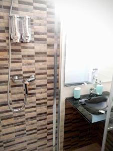 La salle de bains est pourvue d'une douche et d'un lavabo. dans l'établissement A pocos minutos del centro con PARKING GRATIS en el edificio Nº REGISTRO Vu-74, à Salamanque