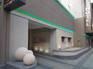 a store front with two white balls in front of it at Origen Hotel -Motel- in Buenos Aires