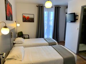 Postel nebo postele na pokoji v ubytování Hôtel les Arbousiers