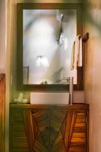 La salle de bains est pourvue d'un lavabo et d'un miroir. dans l'établissement ALCOBAS DEL MAR, à Holbox