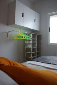 een slaapkamer met een bed en een muur met een open haard bij Apartamento Espacioso frente al Corte Ingles con plaza de garaje gratis - VU75 in Salamanca