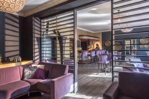 Ein Sitzbereich in der Unterkunft Hotel Mardaga