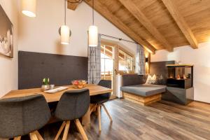 jadalnia z drewnianym stołem i krzesłami w obiekcie Chalet Waschkuchl w Alpbach