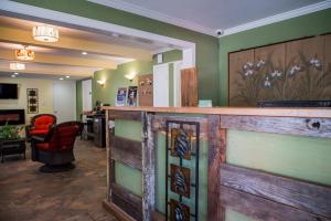 un bar con puertas de madera y una silla roja en Tea Garden Lodge, en South Lake Tahoe