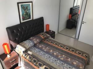 1 dormitorio con sofá y mesa con espejo en INES en Buenos Aires
