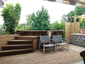 Un balcón o terraza en Charmant F2 classé, belle vue mer, spa, piscine, bateau