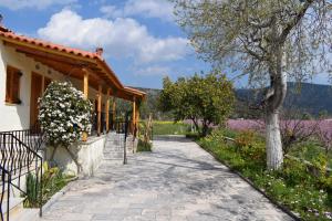 Una pasarela junto a una casa con flores en Studio Candia, en Kandia