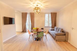 ein Wohnzimmer mit Tisch und Couch in der Unterkunft Reichel-Appartements in Baden-Baden
