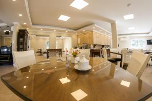 A cozinha ou cozinha compacta de Hotel Gramado Interlaken