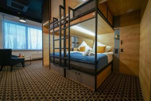 Posteľ alebo postele v izbe v ubytovaní CHORS like a hotel - Capsule & NFT Boutique Hostel Bratislava - City Center