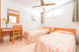 Posteľ alebo postele v izbe v ubytovaní Apartamentos Lido