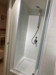 een douche met een glazen deur in de badkamer bij Berthollet 24 in Turijn