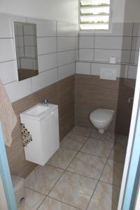 Koupelna v ubytování Résidence B&L Lagon : T3 Alizés + 16 fotografií
