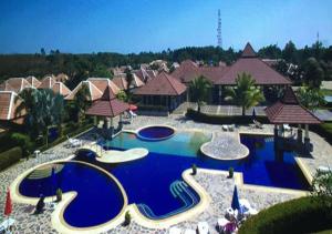- une vue aérienne sur la piscine d'un complexe dans l'établissement Bali Residence, à Mae Pim