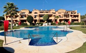 Bazén v ubytovaní Casares Beach Golf Apartment With Private Garden Direct Pool Access alebo v jeho blízkosti + 37 fotografií