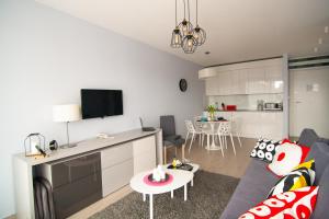 een woonkamer met een bank en een tafel bij Apartament 21 Czarna Góra in Siena