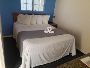 ein Schlafzimmer mit einem Bett mit einer weißen Schleife darauf in der Unterkunft 075C Affordable Retreat near South Rim Sleeps 2 in Valle