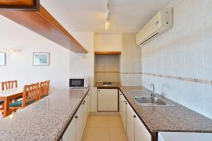 Kuchyňa alebo kuchynka v ubytovaní Apartamentos Lido