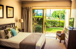 Postel nebo postele na pokoji v ubytování Paradise Links Resort Port Douglas