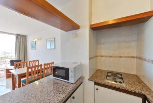 Kuchyňa alebo kuchynka v ubytovaní Apartamentos Lido